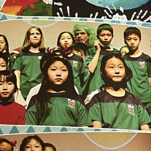 House singing event leader.